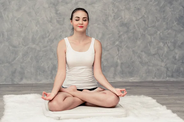 Ung kvinna yoga på mattan hemma vardagsrum. — Stockfoto