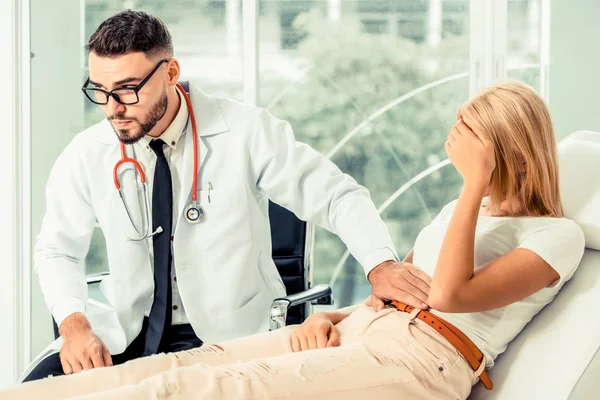 Médico y paciente femenino en el consultorio del hospital — Foto de Stock