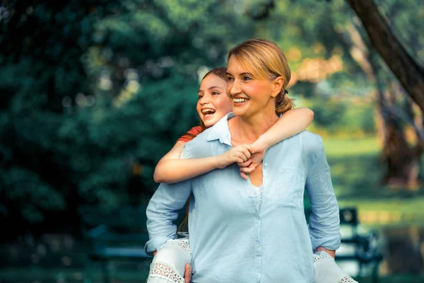 Uvolněné Happy Matka Dítě Dceruška Venku Veřejný Park Koncept Rodičovství — Stock fotografie