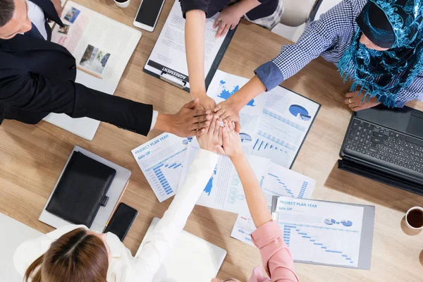 Teamwork zakenmensen slaan handen ineen om elkaar te ontmoeten. — Stockfoto