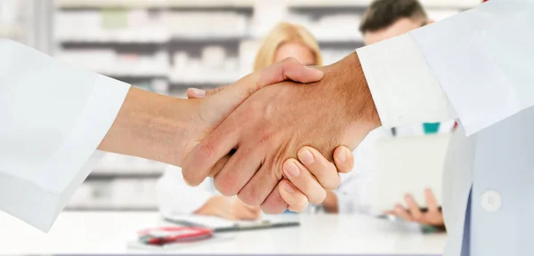 Doctor working in hospital with other doctors. — Stock Photo, Image