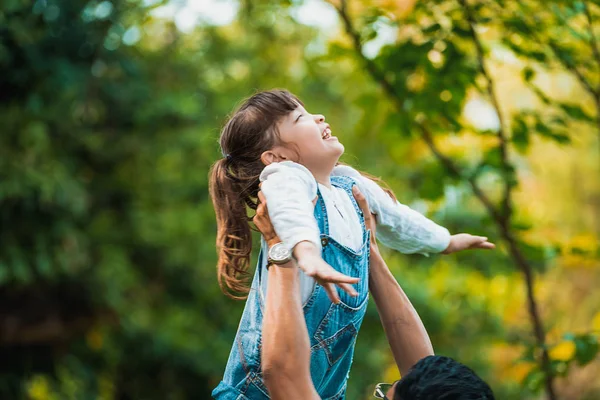 Pai Feliz Segurando Filha Parque Divertimento Infância Conceito Dia Pai — Fotografia de Stock