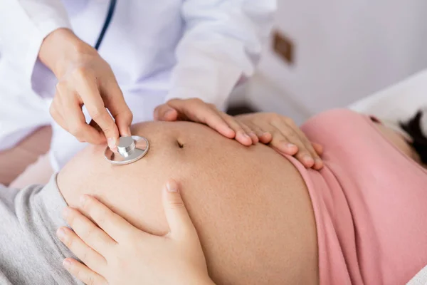 Gravid kvinna och gynekolog doktor vid sjukhuset — Stockfoto