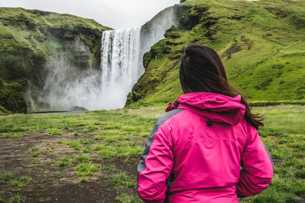 Viagem de viajantes a Skogafoss Cachoeira na Islândia . — Fotografia de Stock