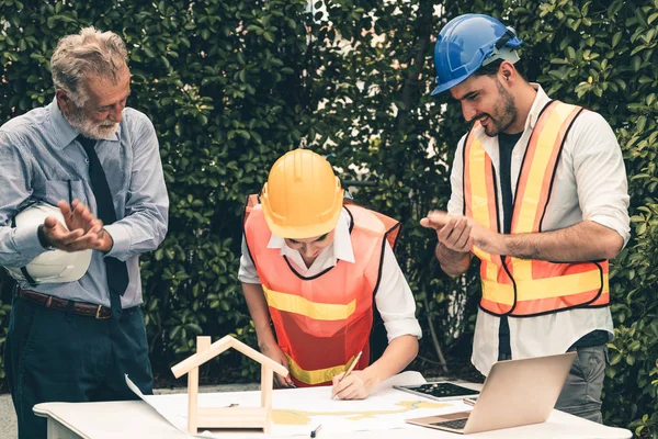 Ingeniero, arquitecto y empresario trabajando . — Foto de Stock