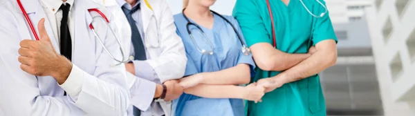 Dokter werkzaam in het ziekenhuis met andere artsen. — Stockfoto