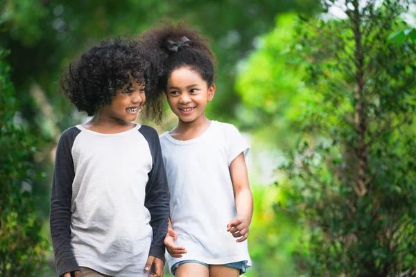 Menino Menina Felizes Parque Duas Crianças Afro Americanas Juntas Jardim — Fotografia de Stock