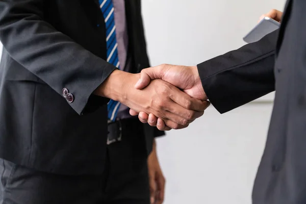 Podnikatelé potřesení rukou dohoda v úřadu. — Stock fotografie