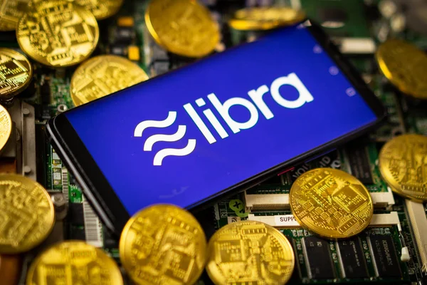 Telefonen visar Libra logo på skärmen. — Stockfoto