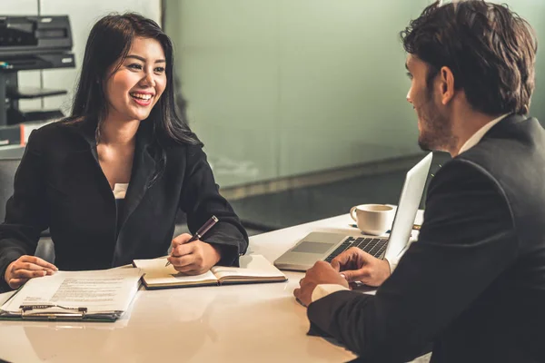 Empresario y empresaria en sala de reuniones . — Foto de Stock