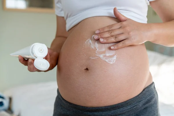 Wanita hamil yang bahagia dan mengharapkan bayi di rumah. — Stok Foto