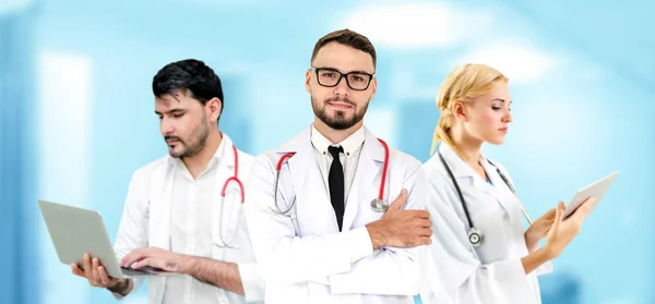 Médico que trabalha no hospital com outros médicos . — Fotografia de Stock