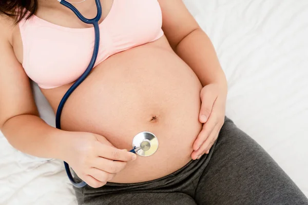 Mulher grávida feliz e esperando bebê em casa. — Fotografia de Stock