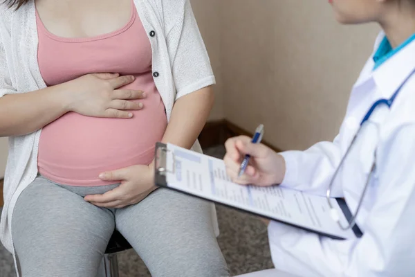 Gravid kvinna och gynekolog doktor vid sjukhuset — Stockfoto