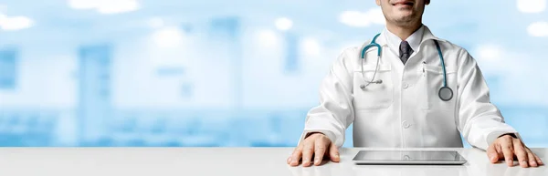 Doctor with tablet computer at hospital office. — Stock Photo, Image