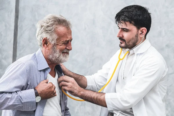 Starší pacient navštíví doktora v nemocnici. — Stock fotografie