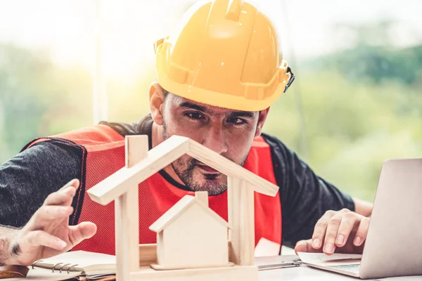 Joven arquitecto o ingeniero que trabaja en el escritorio . — Foto de Stock