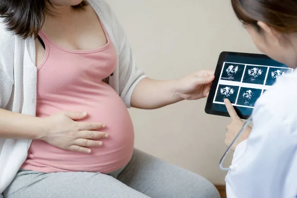 Schwangere und Frauenärztin im Krankenhaus — Stockfoto