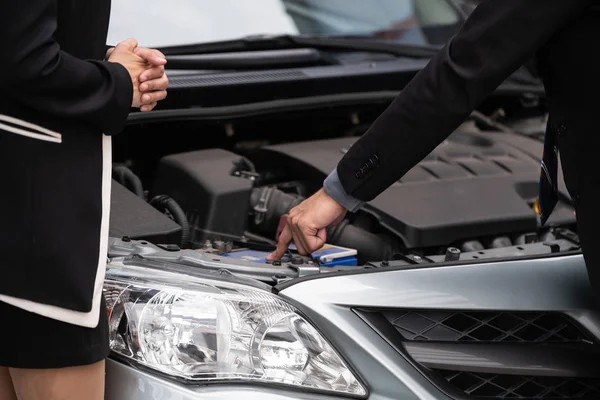 Uomo aiuto donna risolvere il problema auto. — Foto Stock