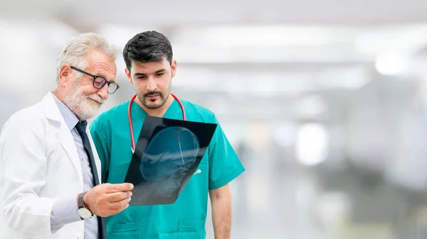 Médicos en el hospital trabajando con otro médico . — Foto de Stock