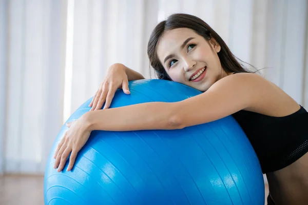 Fiatal nő Pilates torna-fitness labdát. — Stock Fotó