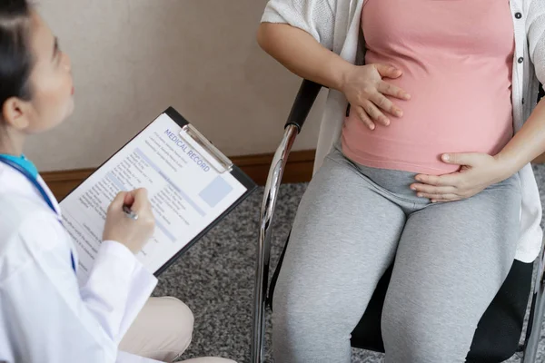 Zwangere vrouw en gynaecoloog arts in het ziekenhuis — Stockfoto