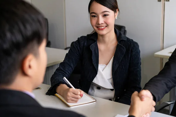 Accord de poignée de main des hommes d'affaires au bureau. — Photo