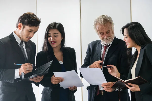 Gente de negocios, gerente y empleado en la reunión. —  Fotos de Stock