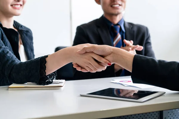 Geschäftsleute per Handschlag im Amt. — Stockfoto