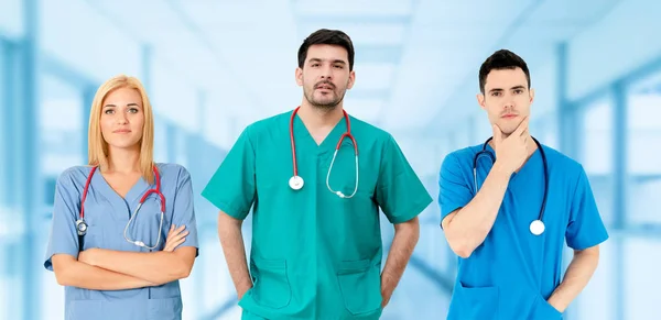 Médico que trabalha no hospital com outros médicos . — Fotografia de Stock