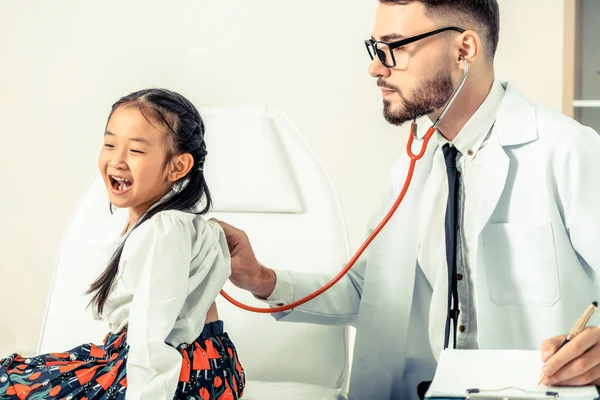 Médico examinando pequeño niño feliz en el hospital . — Foto de Stock