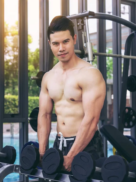 Muscular hombre culturista entrenamiento con mancuernas . —  Fotos de Stock