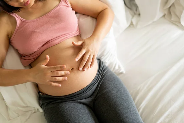 Mulher grávida feliz e esperando bebê em casa. — Fotografia de Stock