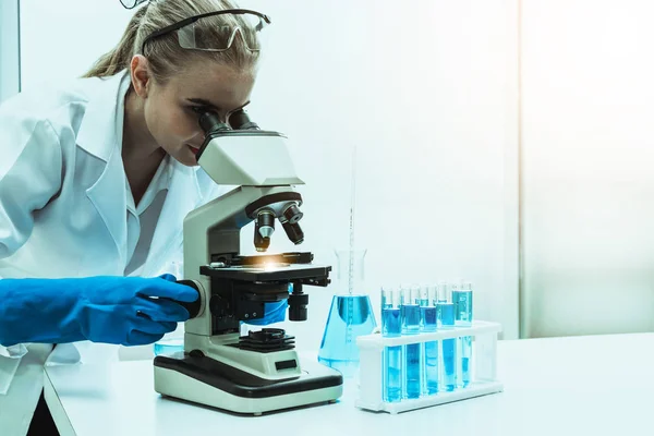 Vrouw wetenschapper werkzaam in scheikundige laboratorium. — Stockfoto