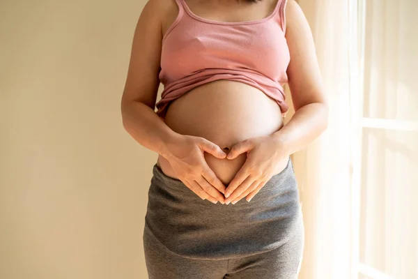 Mulher grávida feliz e esperando bebê em casa. — Fotografia de Stock