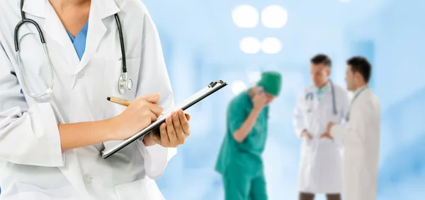 Professioneller Arzt Der Krankenhausbüro Oder Klinik Mit Anderen Ärzten Krankenschwestern — Stockfoto