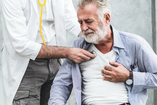 Médico de consulta de paciente sênior no hospital . — Fotografia de Stock