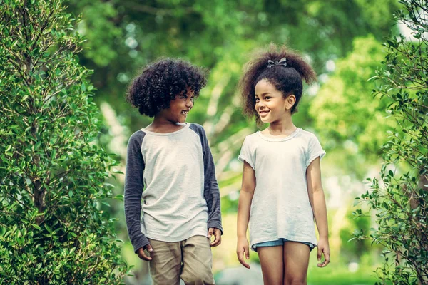 Gelukkig Weinig Jongen Meisje Het Park Twee Afro Amerikaanse Kinderen — Stockfoto