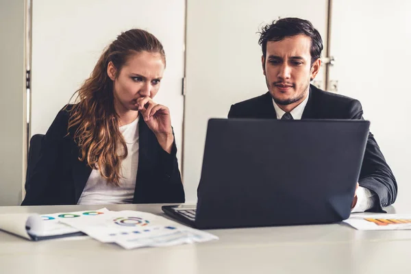 Ongelukkige serieuze zakenman en zakenvrouw. — Stockfoto