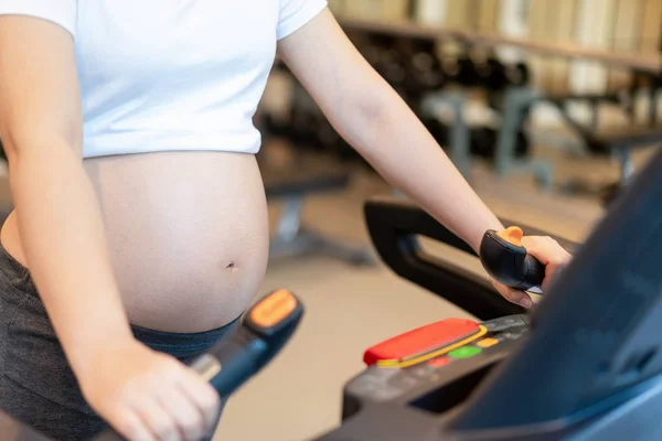 Exercice actif pour femme enceinte dans un centre de fitness. — Photo