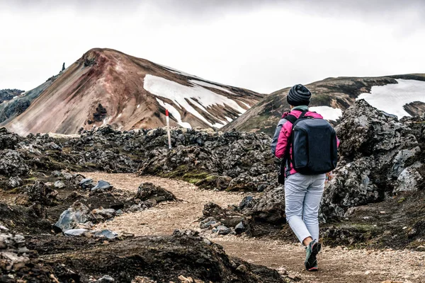 Caminhada de viajantes em Landmannalaugar Islândia Highland — Fotografia de Stock