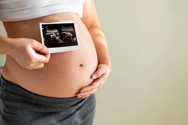 Mujer embarazada feliz y esperando un bebé en casa. — Foto de Stock