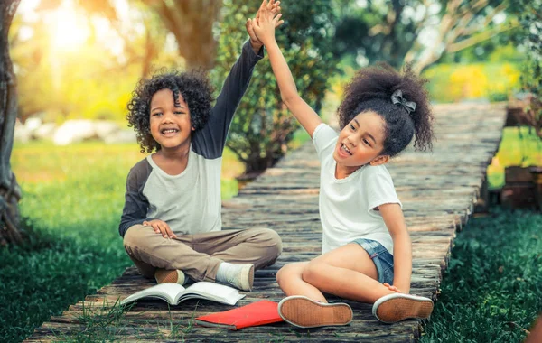 Mutlu Erkek Kız Parkta Afro Amerikan Çocuk Birlikte Bahçede — Stok fotoğraf