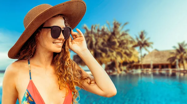 Yaz tatilinde sahilde mutlu genç kadın.