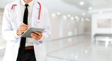 Hastanede tablet bilgisayar kullanan bir doktor..