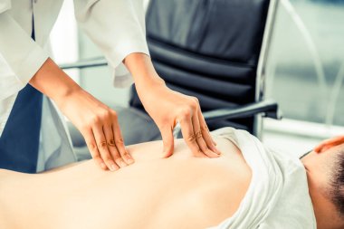 Kadın Doktor ve Erkek Hasta Hastane Ofisinde