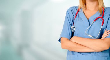 Hastane ofisinde çalışan kadın doktor..