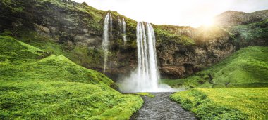İzlanda 'da Sihirli Seljalandsfoss Şelalesi.