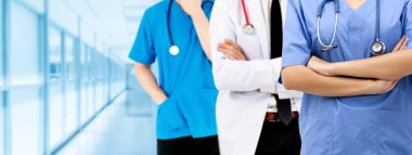 Doktor diğer doktorlar ile hastanede çalışıyor.