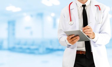 Hastanede tablet bilgisayar kullanan bir doktor..